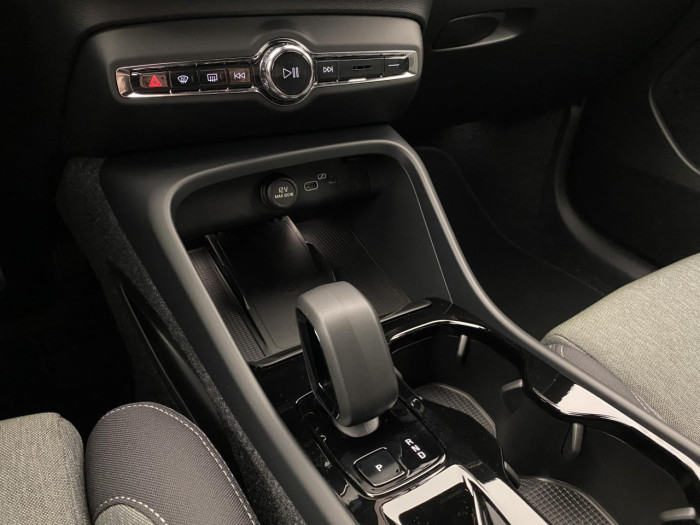 Volvo XC40 B4 AUT DARK PLUS na operativní leasing