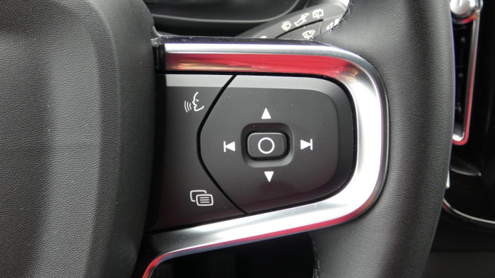 Volvo XC40 B3 PLUS DARK na operativní leasing