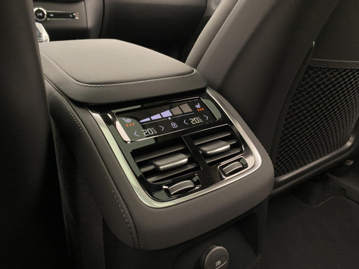 Volvo XC90 T8 AWD Plug-in DARK ULTRA na operativní leasing