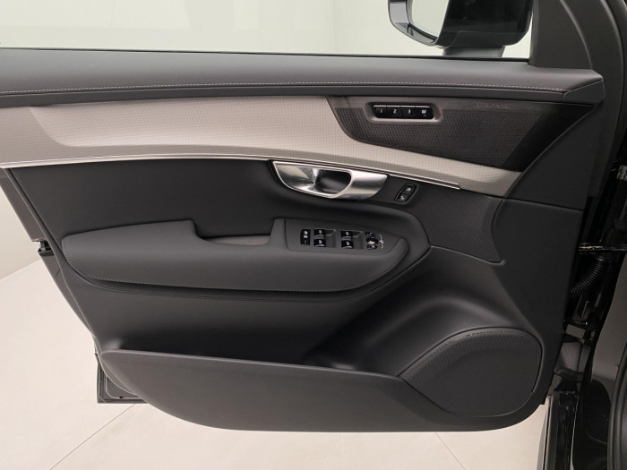 Volvo XC90 B5 AWD BLACK EDITION PLUS 7 na operativní leasing