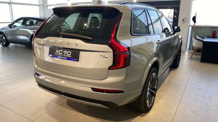Volvo XC90 PLUS DARK, T8 AWD, 228+107 kW / 310+145 HP na operativní leasing
