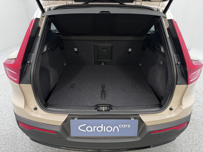 Volvo XC40 B3 AUT DARK PLUS na operativní leasing