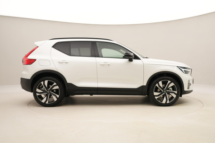 Volvo XC40 B4 AUT DARK PLUS na operativní leasing