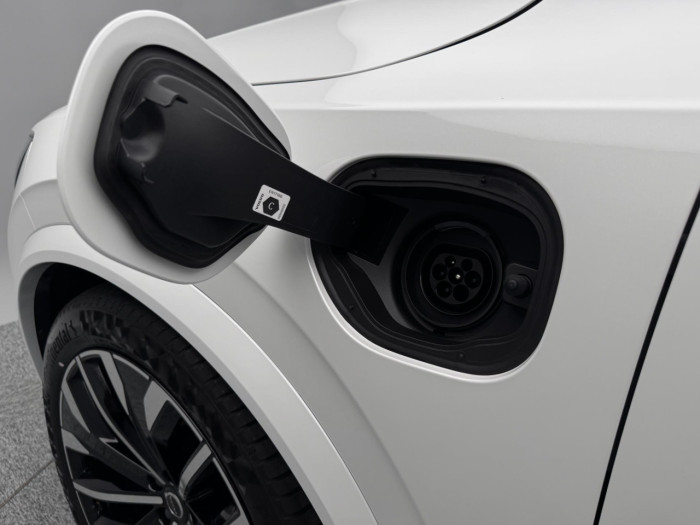 Volvo XC90 T8 AWD Plug-in ULTRA DARK 7m na operativní leasing