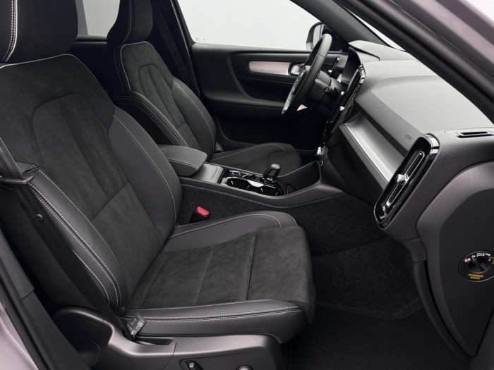 Volvo XC40 B3 AUT DARK PLUS na operativní leasing