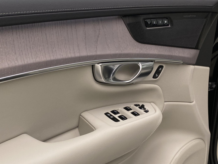 Volvo XC90 T8 AWD Plug-in DARK ULTRA na operativní leasing