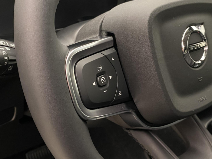 Volvo XC40 B4 AUT DARK PLUS na operativní leasing