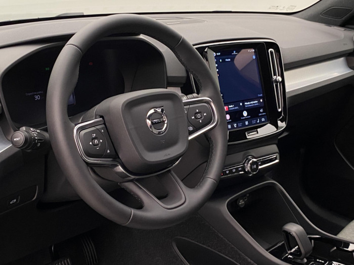 Volvo XC40 B4 AUT DARK PLUS na operativní leasing
