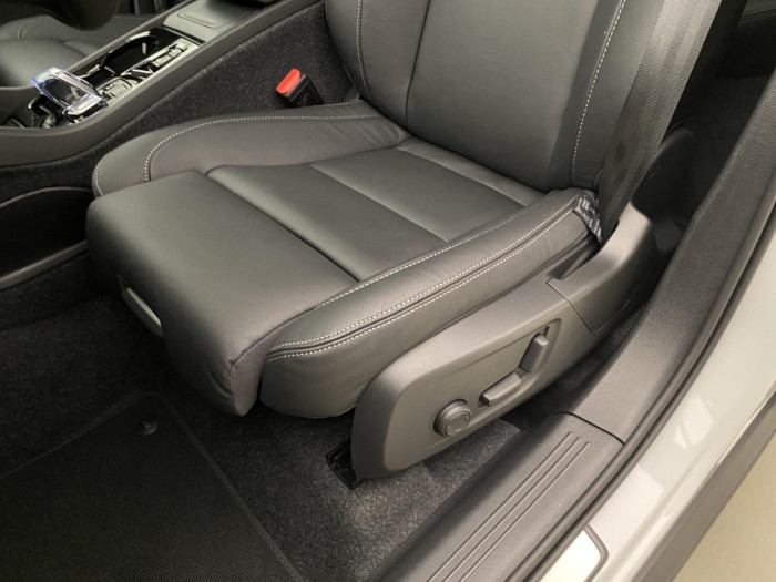 Volvo XC40 B4 AUT DARK PLUS na operativní leasing