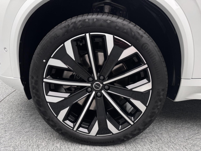Volvo XC90 T8 AWD Plug-in ULTRA DARK 7m na operativní leasing