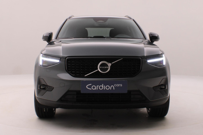 Volvo XC40 B4 AUT DARK PLUS na operativní leasing