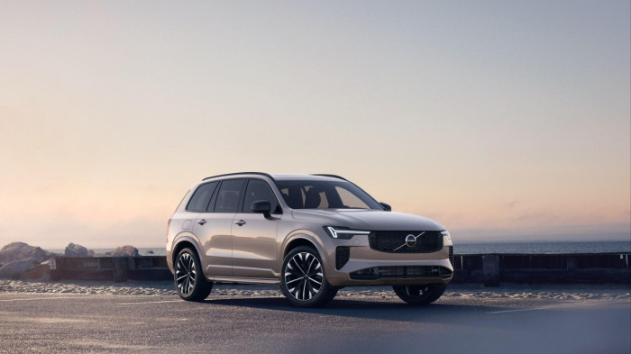 Volvo XC90 T8 AWD Plug-in DARK PLUS 7m na operativní leasing