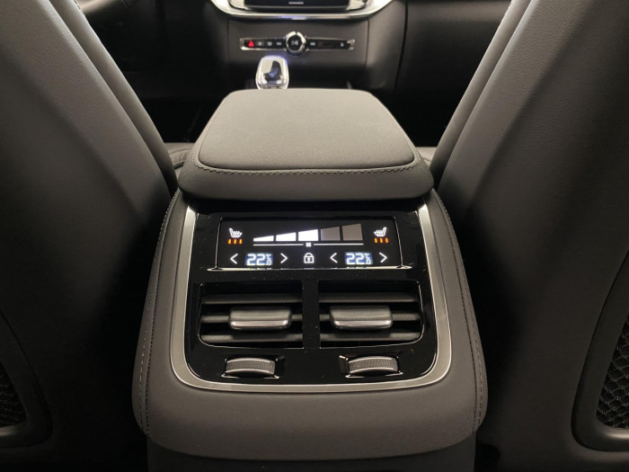 Volvo XC90 T8 AWD RECHARGE DARK PLUS 7m na operativní leasing