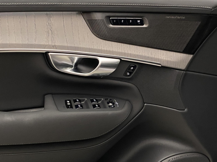 Volvo XC90 T8 AWD RECHARGE DARK PLUS 7m na operativní leasing