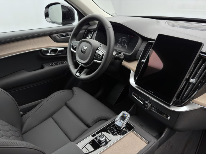 Volvo XC90 T8 AWD Plug-in DARK PLUS 7m na operativní leasing