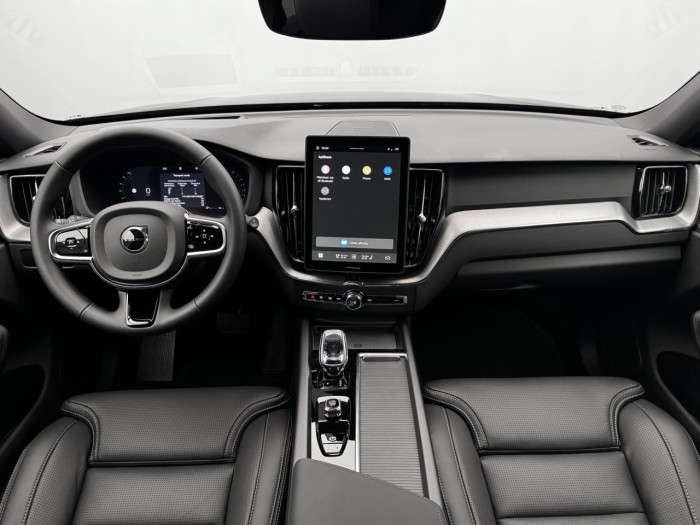 Volvo XC60 B5 AWD AUT PLUS BLACK EDITION na operativní leasing