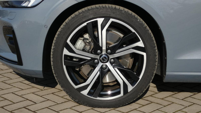 Volvo S60 B5 AWD Ultimate Dark na operativní leasing