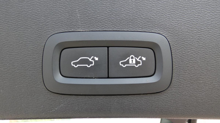 Volvo XC40 B3 Plus Dark na operativní leasing