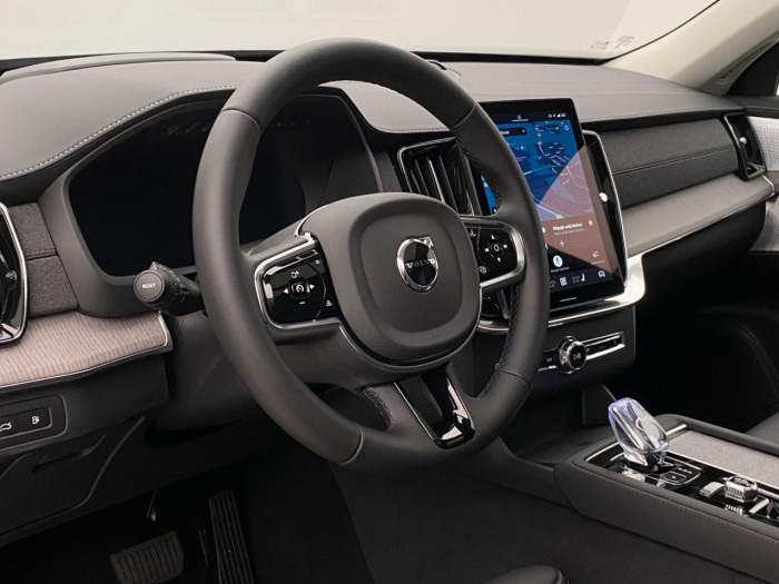Volvo XC90 T8 AWD Plug-in DARK PLUS 7m na operativní leasing