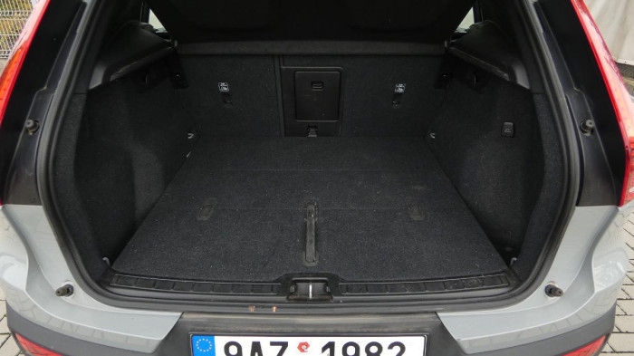 Volvo XC40 B3 PLUS DARK na operativní leasing