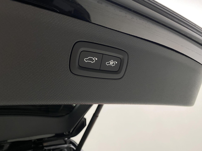 Volvo XC90 T8 AWD Plug-in DARK ULTRA na operativní leasing