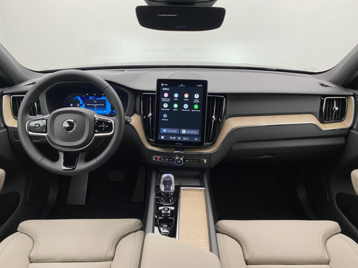 Volvo XC60 B5 AWD AUT DARK PLUS na operativní leasing