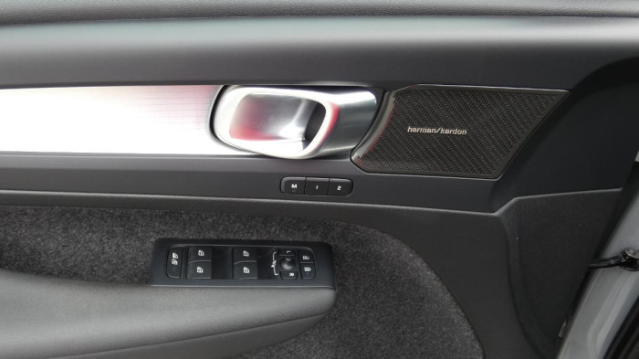 Volvo XC40 B3 PLUS DARK na operativní leasing