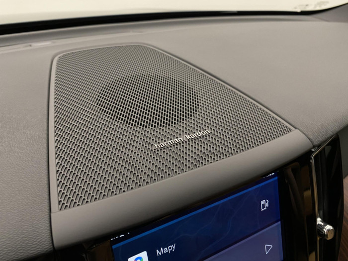 Volvo XC60 B5 AWD AUT DARK PLUS na operativní leasing