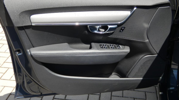 Volvo V90 B4 mHEV AWD aut. Momentum Pro na operativní leasing