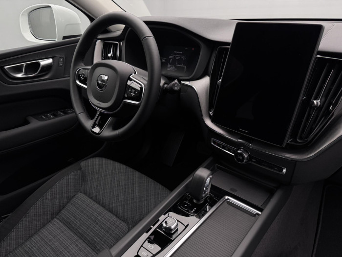Volvo XC60 B5 AWD AUT ESSENTIAL na operativní leasing