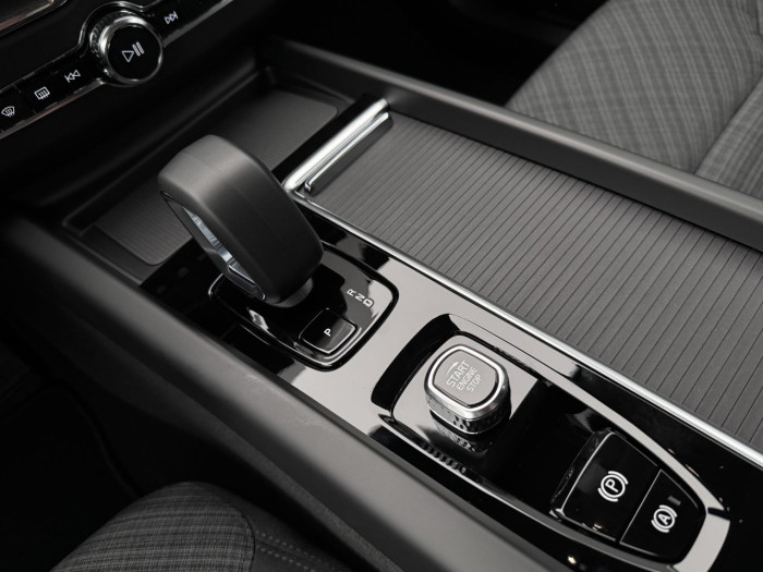 Volvo XC60 B5 AWD AUT CORE na operativní leasing