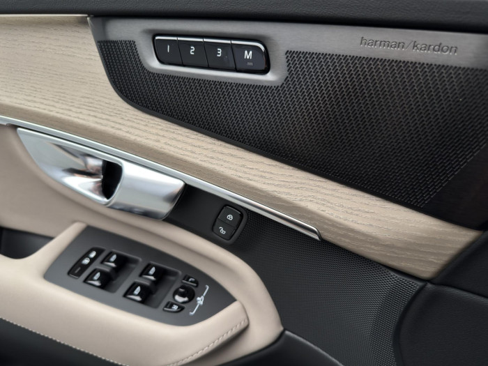 Volvo XC90 T8 AWD Plug-in DARK PLUS 7m na operativní leasing