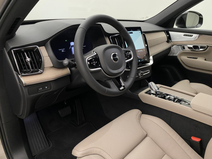 Volvo XC90 T8 AWD Plug-in DARK PLUS 7m na operativní leasing