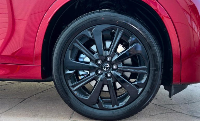 MAZDA CX-60 2.5 PHEV HOMURA PLUS – VÝKON, KTERÝ NEPLATÍTE NA KAŽDÉ TANKOVÁNÍ na operativní leasing