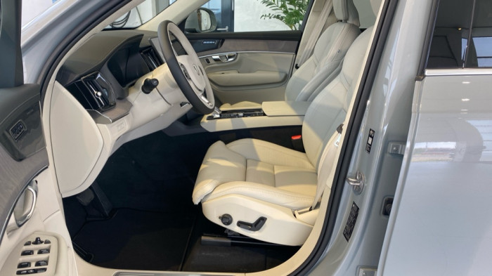 Volvo XC90 ULTRA BRIGHT, T8 AWD, 228+107 kW / 310+145 HP na operativní leasing
