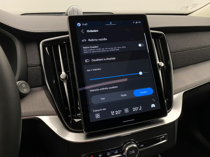 Volvo XC90 T8 AWD Plug-in DARK ULTRA na operativní leasing
