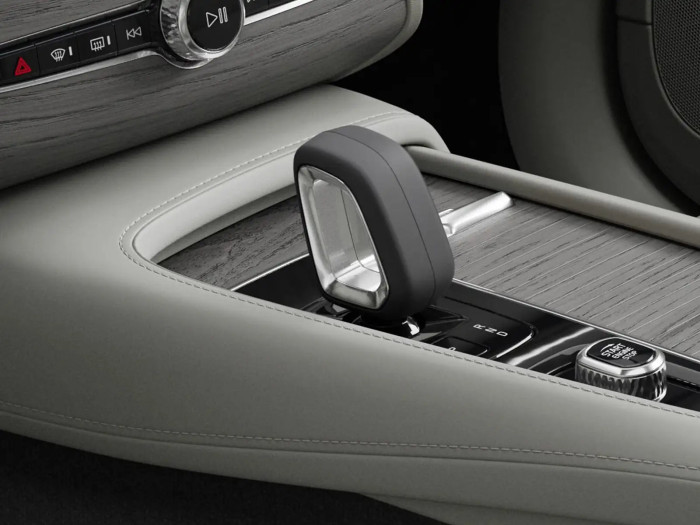 Volvo XC90 Plus Bright 2.0 B5 173 kW Nafta 4x4 Automatická převodovka na operativní leasing