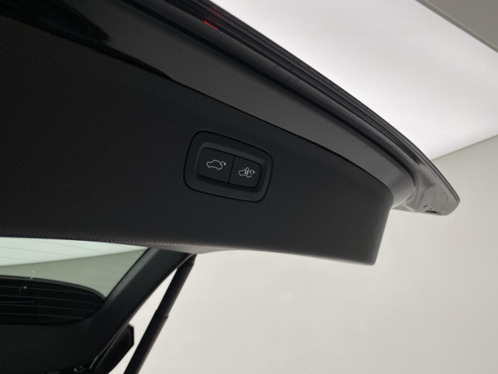 Volvo XC90 B5 AWD BLACK EDITION PLUS 7 na operativní leasing