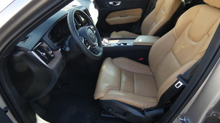 Volvo XC60 B5 AWD Plus Bright Auto na operativní leasing