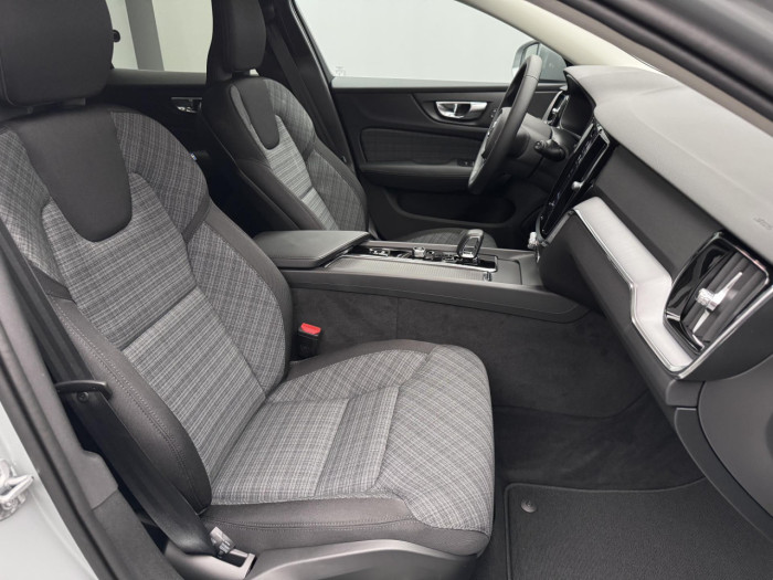 Volvo V60 B4 AUT CORE na operativní leasing