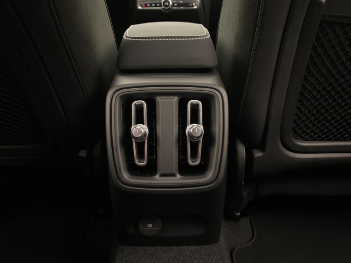 Volvo EX40 TWIN MOTOR AWD ULTRA na operativní leasing