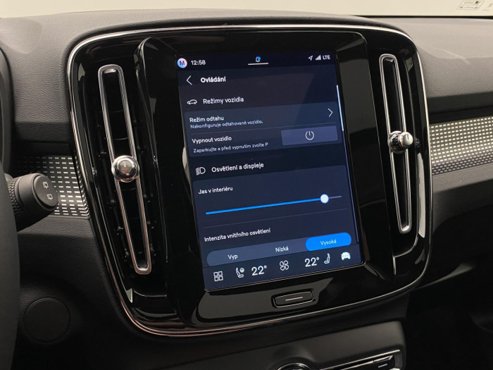 Volvo EX40 TWIN MOTOR AWD ULTRA na operativní leasing