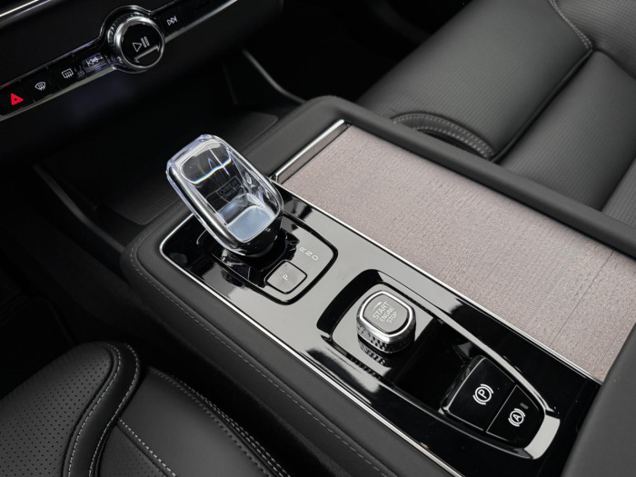 Volvo XC90 T8 AWD Plug-in ULTRA DARK 7m na operativní leasing
