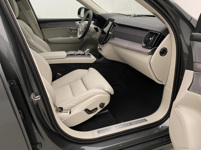 Volvo XC90 T8 AWD Plug-in DARK ULTRA na operativní leasing
