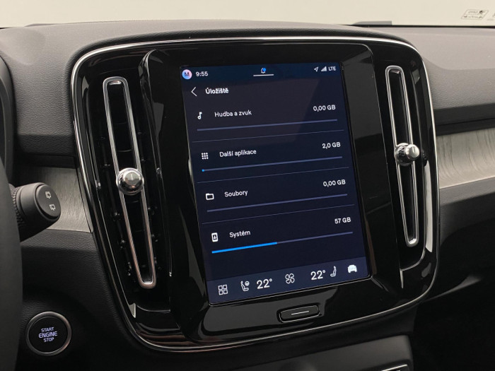 Volvo XC40 B4 AUT DARK PLUS na operativní leasing