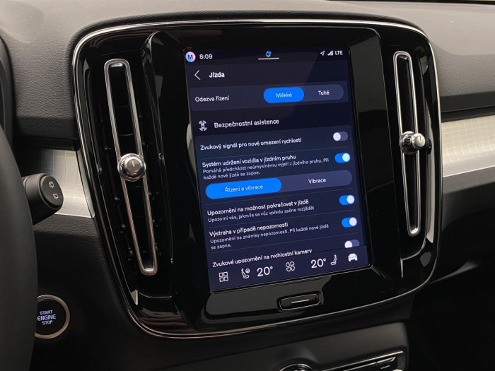 Volvo XC40 B3 AUT DARK PLUS na operativní leasing