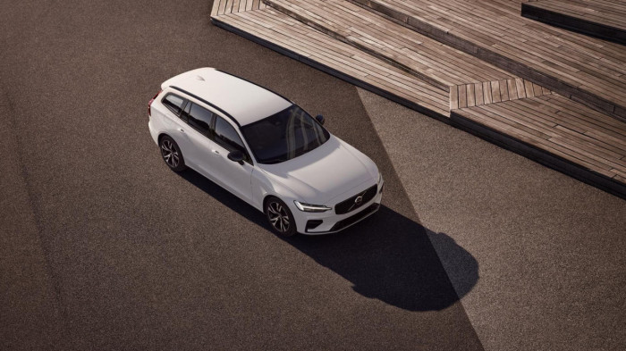 Volvo V60 B4 AUT DARK PLUS na operativní leasing