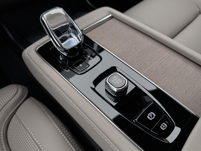 Volvo XC90 T8 AWD Plug-in DARK PLUS 7m na operativní leasing