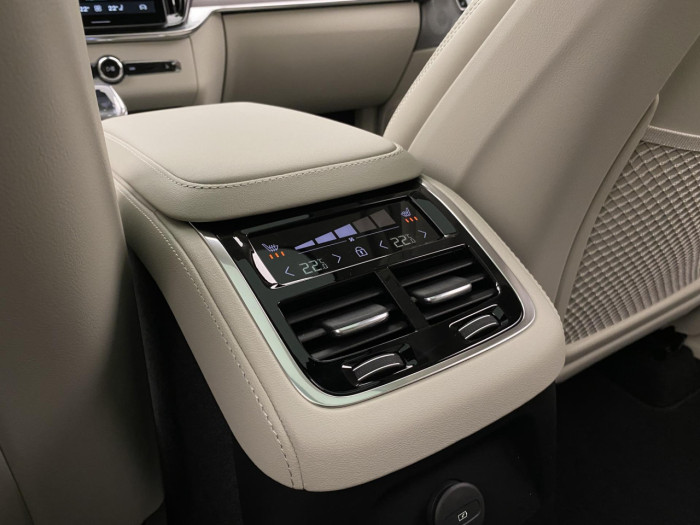 Volvo XC90 T8 AWD Plug-in DARK ULTRA na operativní leasing