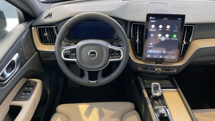 Volvo XC60 PLUS DARK, B5 AWD, 184+10 kW / 250+14 HP na operativní leasing